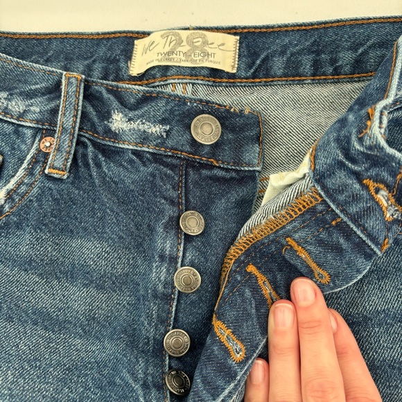 SALE 🩵 Free People 'We the Free' Distressed Button Up Denim Shorts 💙 Size 28 - Picture 2 of 4